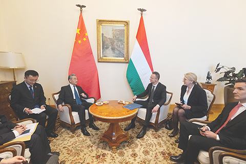 ◎ 二月十一日,中共中央政治局委員、外交部長王毅在布達佩斯同匈牙利外長西雅爾多舉行會談。(新華社發 弗爾季.奧蒂洛 攝)