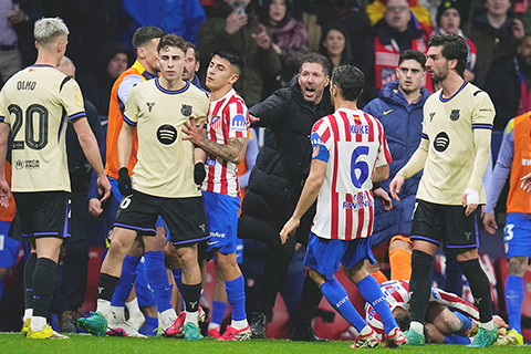 ◎ 間條衣馬體會上半場就笑贈巴塞四蛋,主帥施蒙尼(中)都有點不相信。(美聯社)