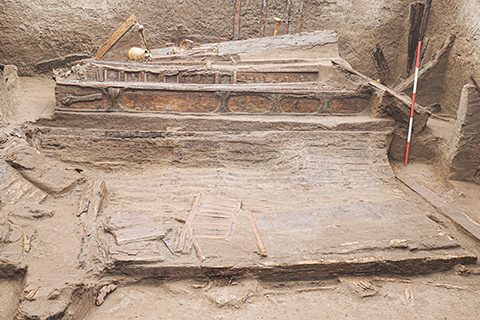 ◎ 墓葬M20經初步揭露時墓內木榻和彩棺等的陳設佈局情況(資料照片)。(新華社發 新疆文物考古研究所供圖)