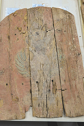 ◎ 這是在實驗室考古方艙內拍攝的彩繪著朱雀圖案的木棺前檔(二月一日攝)。(新華社記者李賀 攝)