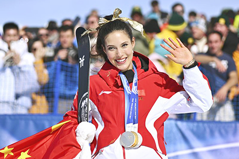 ◎ 2月22日,冠軍中國選手谷愛凌在頒獎儀式後向觀眾致意。冬奧會自由式滑雪女子U型場地技巧決賽中,中國選手谷愛凌、李方慧分獲冠、亞軍。(新華社記者 張宏祥 攝)