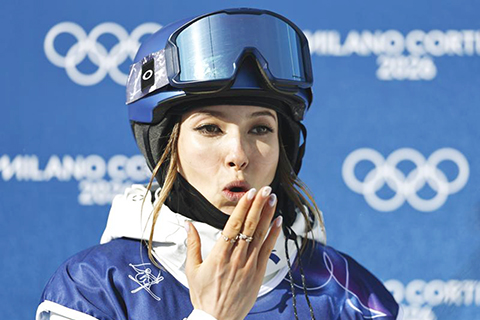 ◎ 2月22日,中國選手谷愛凌在第二輪比賽後慶祝。(新華社記者 王鵬 攝)