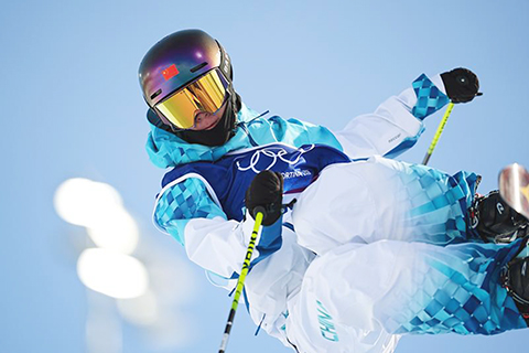 ◎ 2月22日,中國選手李方慧在第二輪比賽中。冬奧會自由式滑雪女子U型場地技巧決賽中,中國選手谷愛凌、李方慧分獲冠、亞軍。(新華社記者 鄔惠我 攝)