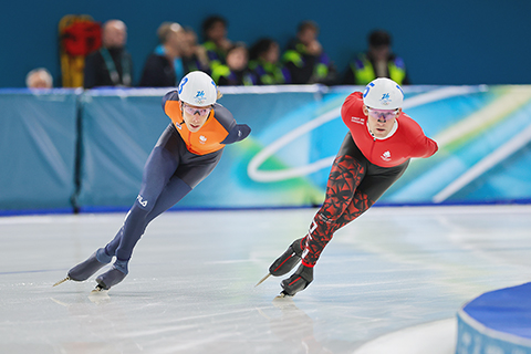 ◎ 2月21日,冬奧會速度滑冰男子集體出發決賽在意大利米蘭舉行。荷蘭40歲老將伯格斯馬奪得金牌,丹麥選手托魯普獲銀牌,意大利選手焦萬尼尼摘銅。中國選手吳宇位列第15名。圖為荷蘭選手伯格斯馬(左)、丹麥選手托魯普在比賽中。(中新社記者 駱雲飛 攝)