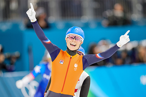 ◎ 2月21日,冬奧會速度滑冰女子集體出發決賽在意大利米蘭舉行。荷蘭選手瑪麗克·格勒內沃德獲得金牌,加拿大選手伊萬妮·布隆丁和美國選手米婭·曼加內洛分別獲得銀牌和銅牌。中國選手楊濱瑜獲得第七名,創造中國選手在該項目冬奧會歷史最好成績。圖為獲得冠軍的荷蘭選手瑪麗克·格勒內沃德在賽後慶祝。(中新社記者 駱雲飛 攝)