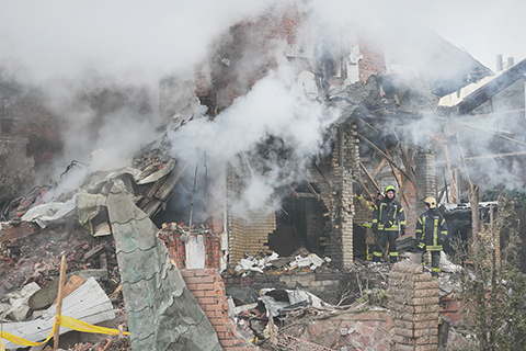 ◎ 二月廿二日,烏克蘭基輔,一架無人機在俄羅斯空襲中擊中一棟住宅樓,消防員在撲滅大火。(美聯社圖片/Sergei Grits)