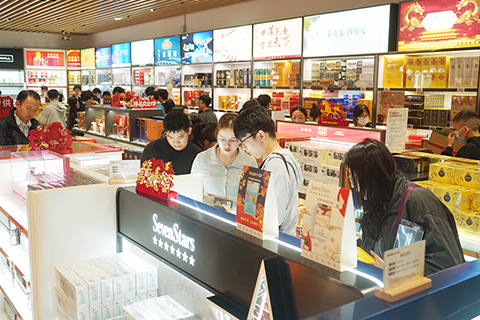◎ 春節期間拱北口岸免稅店迎來客流高峰。(朱偉俊攝)