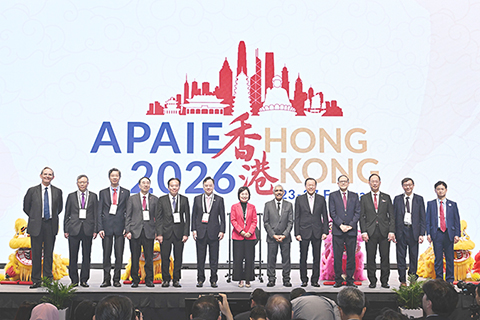 ◎ 二月廿四日,二0二六亞太國際教育協會年會暨展覽開幕典禮舉行。圖為香港特區政府教育局局長蔡若蓮(中)等嘉賓在典禮上合照。(香港中通社圖片)