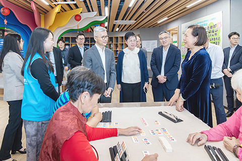 ◎ 戴建業向長者了解他們在橫琴生活居住的感受。