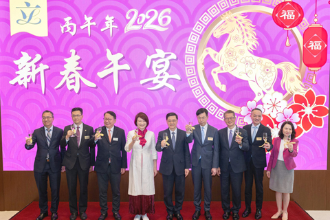 ◎ 二月二十七日,香港特區立法會主席李慧琼在立法會綜合大樓宴會廳設新春午宴,宴請行政長官李家超、行政會議成員、政府高級官員和立法會議員。圖為(左四起)立法會主席李慧琼、特首李家超、立法會內務委員會主席陳振英、財政司司長陳茂波等。(香港中通社)
