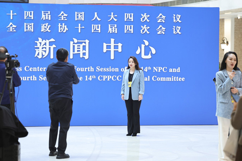 ◎ 二月二十七日,在二零二六年全國兩會即將召開之際,設在北京梅地亞中心的全國兩會新聞中心正式啟用。目前已有三千多名中外記者報名採訪全國兩會,其中境內記者兩千多名,港澳台記者和外國記者一千多名。十四屆全國人大四次會議和全國政協十四屆四次會議將分別于三月五日和三月四日在北京開幕。圖為媒體記者在全國兩會新聞中心工作。(中新社記者蔣啟明 攝)