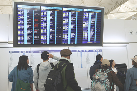 ◎ 三月一日,因應中東地區最新局勢,香港國泰航空已暫停昨日相關航班運作,包括往返迪拜及利雅得的客運航班,平日飛越相關空域的航班也将改道。圖為香港國際機場。(香港中通社記者鄧梓傑 攝)