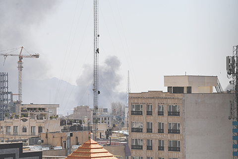 ◎ 這是三月一日在伊朗首都德黑蘭拍攝的濃煙。以色列國防軍當日說,以軍首次打擊位於伊朗首都德黑蘭中心地帶的伊朗政權目標。新華社記者在德黑蘭聽到數聲巨大爆炸聲,並看到煙柱升起。(新華社記者沙達提 攝)