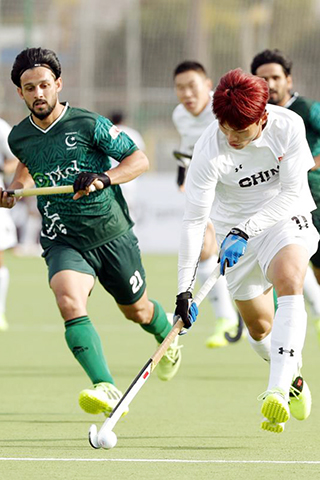 ◎ 三月一日,中國隊球員陳本海(前右)在比賽中。當地時間三月一日,在埃及伊斯梅利亞舉行的曲棍球男子世界盃預選賽B組比賽中,中國隊四比五不敵巴基斯坦隊。(新華社發)