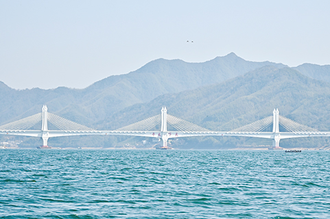 圖為池黃高鐵太平湖特大橋。池黃高鐵通車,串聯起九華山、黃山、太平湖「兩山一湖」旅遊線路。(中新社記者 徐雪瑩 攝)