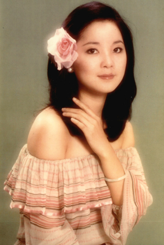 ◎ 「一代歌后」鄧麗君逝世三十一年,傳奇旋律依然迴盪在歌迷心中,為向這位華語樂壇的經典人物致敬,台灣第十七屆高雄春天藝術節將於六月六日在高雄流行音樂中心海音館舉辦《但願人長久》鄧麗君經典回聲音樂會,並邀請金曲歌后彭佳慧、與林凡獻唱《月亮代表我的心》、《甜蜜蜜》與《我只在乎你》等經典作品,不僅喚起老樂迷的回憶,也讓年輕觀眾感受到經典歷久不衰的魅力。圖為歌迷心目中永遠的「一代歌后」鄧麗君。(香港中通