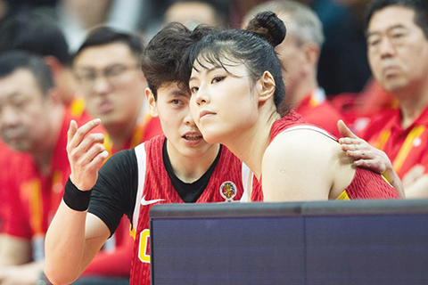 ◎ 三月十五日,中國隊球員李月汝(右)、楊舒予在場邊交流。在武漢舉行的女籃世界盃資格賽A組比賽中,中國隊八十四比七十四戰勝捷克隊。(新華社記者蕭藝九 攝)
