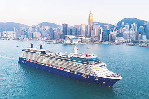 ◎ 「名人極緻號」(CelebritySolstice)郵輪經過維多利亞港。(香港特區政府文化體育及旅遊局社交媒體供圖)