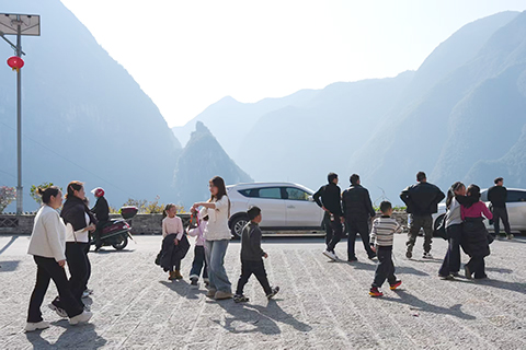 重慶市巫山縣竹賢鄉下莊村遊人如織。(中新社記者 何蓬磊 攝)