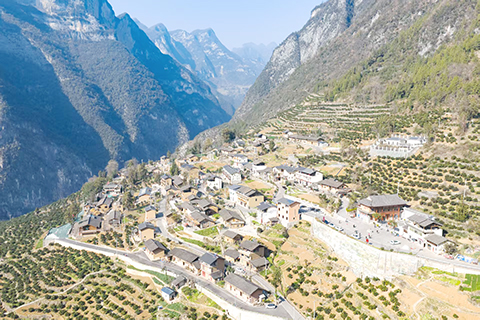 2月20日,航拍重慶市巫山縣竹賢鄉下莊村(無人機照片)。(中新社記者 何蓬磊 攝)