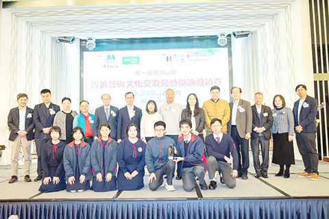 澳門培正中學代表隊榮獲冠軍辯論邀請賽,同學們與嘉賓合影。