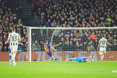 ◎ 巴塞十六號費明盧比斯破紐卡素大門,昨役領先四比二。(新華社發)