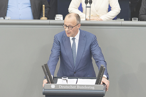 ◎ 德國總理默茨三月十八日表示,德國對美國和以色列打擊伊朗的軍事行動仍有許多疑問。迄今尚無令人信服的方案說明,美以軍事行動將如何收場。圖為當日,德國總理默茨在位於首都柏林的德國聯邦議院發表講話。(新華社記者 張豪夫 攝)