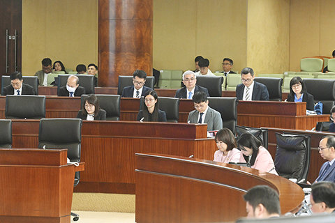 ◎ 立法會全體會議昨日細則性討論及表決通過《餐飲及相關場所業務法》法案。黃少澤稱,是否允許寵物進入飲食場由商戶自行決定。