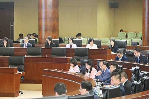 ◎ 立法會全體會議細則性表決通過修改社會保障制度和非強制性中央公積金制度法案。柯嵐等官員列席。