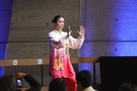 ◎ 3月18日,在法國巴黎,太極拳習練者在活動上表演。首個「國際太極拳日」即將到來之際,以「健康生活,太極同行」為主題的慶祝活動在法國巴黎聯合國教科文組織總部舉行。來自中法兩國的太極拳習練者同台獻藝,展現太極拳的獨特魅力與深厚內涵,向世界傳播中華優秀傳統文化和科學健康的生活方式。(新華社記者鄔惠我 攝)