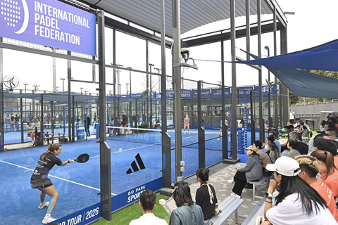◎ 三月廿一日,香港GO PARK Sports聯同國際板網球聯盟(FIP)舉辦的「香港GO PARK FIP板網球銅級賽」在香港舉行,本次賽事吸引來自超過廿六個國家及地區、逾一百四十名頂尖球手參與,賽事免費向公眾開放,讓公眾近距離感受板網球魅力。圖為公眾觀看賽事。(中新社記者李志華 攝)
