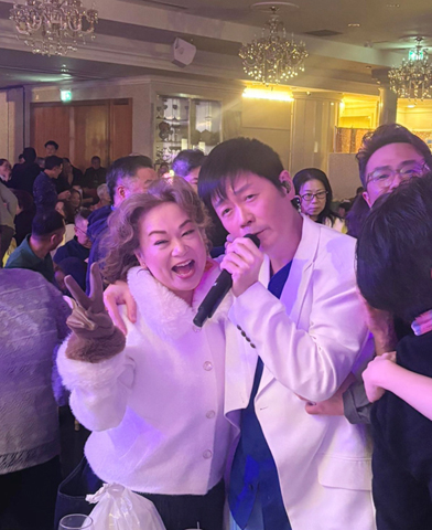 ◎ 扮嘢王李思捷日前在加拿大開騷,杜麗莎獻唱捧場。