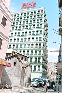 眺望新中央酒店。拍攝地點為公局新市南街,照片中低矮的嶺南民建為三街會館。