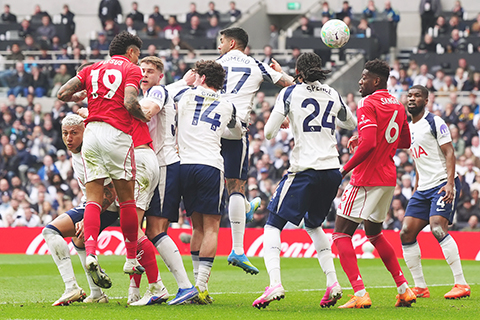 ◎ 三月二十二日在倫敦舉行的托定咸熱刺隊與諾定咸森林隊之間的英超聯賽足球比賽中,諾定咸森林隊的伊戈爾.耶穌(Igor Jesus)攻入了該隊的第一個進球。(Bradley Collyer/美聯社)