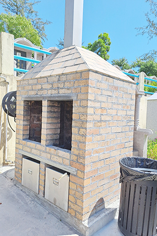 ◎ 市政署提醒市民拜祭時應將冥鏹放在化寶設施內燃燒,離開前須確保所有火種完全熄滅。