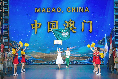 ◎ 三月二十五日,第十屆世界青少年武術錦標賽開幕式在天津舉行。這是該項國際頂級青少年武術賽事首次落戶中國內地,吸引了來自七十八個國家和地區的一千一百七十九名參賽人員,其中六百六十六名青少年運動員將在套路、散打兩大項目的八十三個小項中展開角逐。圖為中國澳門代表團入場。(中新社記者 佟郁 攝)