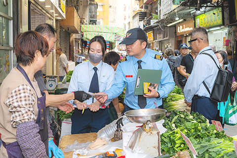 ◎ 市政署與消防聯手巡查小販檔。