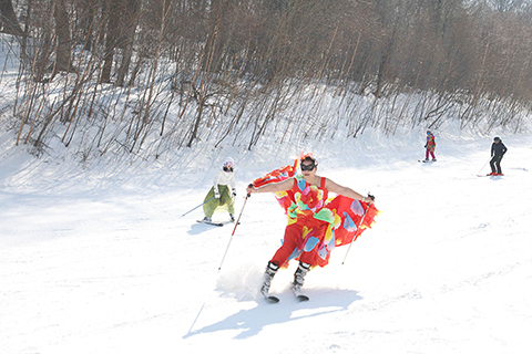 滑雪愛好者參加「光豬大滑行」活動。(亞布力陽光滑雪場 供圖)
