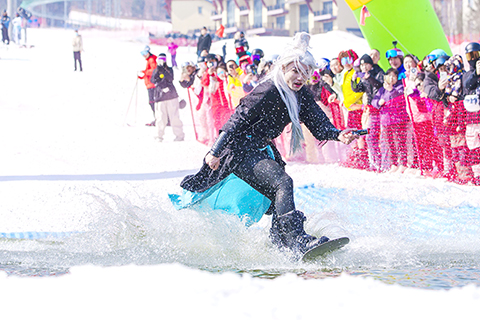 滑雪愛好者參加「猛龍過江」活動。(亞布力陽光滑雪場 供圖)