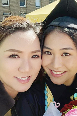 ◎ 黎瑞恩(左)帶着激動又開心的心情,出席女兒(右)的畢業典禮!