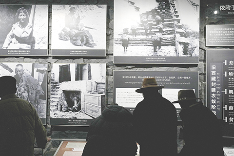 ◎ 三月廿八日,民眾來到位於拉薩市的西藏百萬農奴解放紀念館參觀。當日是第十八個西藏百萬農奴解放紀念日。(中新社記者李林 攝)