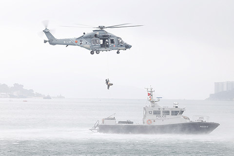 ◎ 三月廿九日,香港政府飛行服務隊舉行開放日,同日成立「政府飛行服務隊航空啟導國際學院」。開放日設有搜救飛行表演、機隊及設備展示、虛擬實境體驗及攤位遊戲等,讓市民了解飛行服務隊的工作及其在維護國家安全方面的角色,圖為政府飛行服務隊進行搜救表演。(香港中通社記者 陳奕啟 攝)