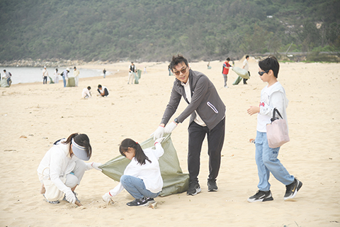 ◎ 「彎腰護海岸、兩岸共淨灘」活動在珠海金灣區南水鎮舉行。