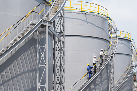 ◎ 萬山海關關員在保稅油庫巡查。(俞波 攝)