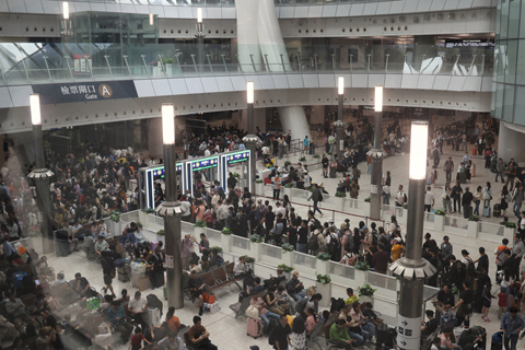 ◎ 四月二日,香港西九龍高鐵站內人流顯著增加,迎接即將開始的復活節及清明長假期。香港入境事務處預計,四月三日至七日復活節及清明節長假期間,香港各海、陸、空管制站總出入境人次約達六百四十四萬。圖為香港西九龍高鐵站擠擁情況。(香港中通社記者鄧梓傑 攝)