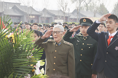 ◎ 四月三日,「清明節的銘記──緬懷英烈志奮進『十五五』」主題教育系列活動啟動儀式在北京中國人民抗日戰爭紀念館舉行,社會各界群眾齊聚現場,共同緬懷革命先烈。圖為九十七歲的抗戰老戰士代表儲渭與學生代表一同向英烈敬禮。(中新社記者易海菲 攝)