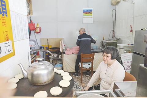 ◎ 三月十六日,位於台北南昌路二段的吉家火燒店,吉廷武(左)與方新梅(右)正在店內忙碌。(中新社記者 劉大煒 攝)