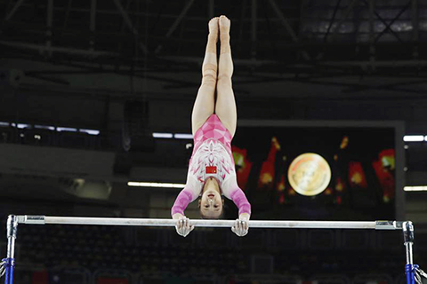 ◎ 四月三日,中國選手邱祺緣在高低槓項目資格賽中。她位列第二名,晉級決賽。國際體聯體操世界盃埃及開羅站進行資格賽首日比賽。(新華社發)