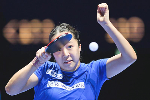 ◎ 四月四日,韓國選手申裕斌回球。世界盃女子單打四分之一決賽中,韓國選手申裕斌四比一戰勝中國選手陳幸同,晉級四強。(新華社發 張金加 攝)