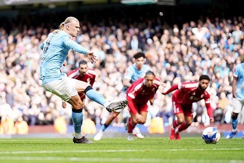 ◎ 藍衣九號夏蘭特射入三球,曼城昨夜在英總盃淘汰利物浦。(美聯社)